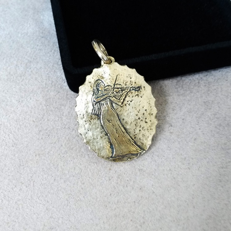 violin pendant